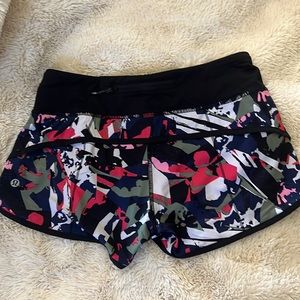 Lululemon speed shorts Size 4 POPC/BLK pop camo black floral
